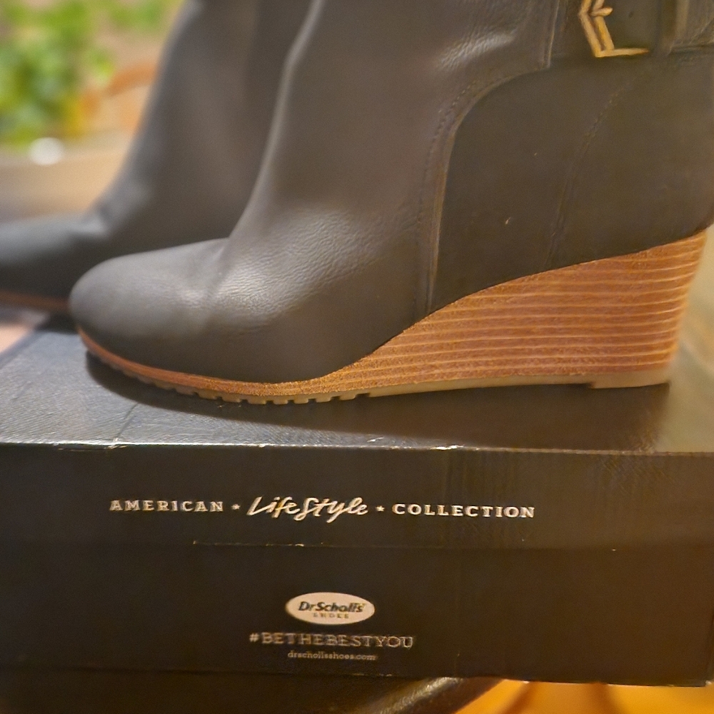 Dr Scholls - low black boots with brown wedge